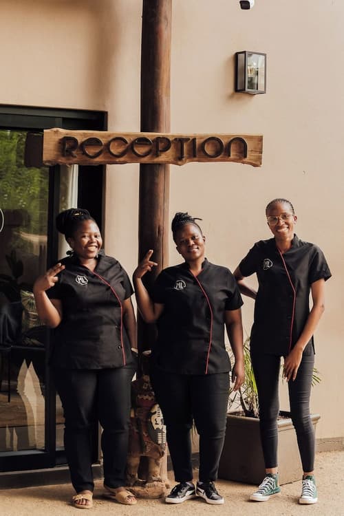 Mantenga Lodge, Reception