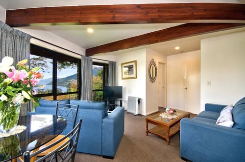 Balmoral Lodge, Living area
