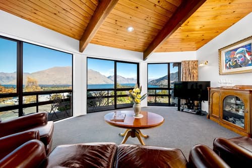 Balmoral Lodge, Lobby lounge