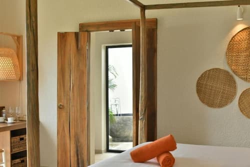 Constance Tekoma. Rodrigues, Room