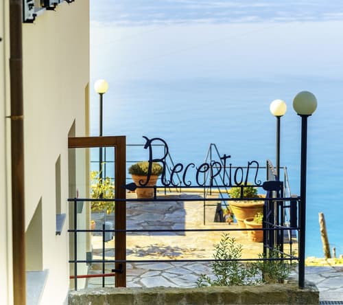 Luna di Marzo, Interior entrance