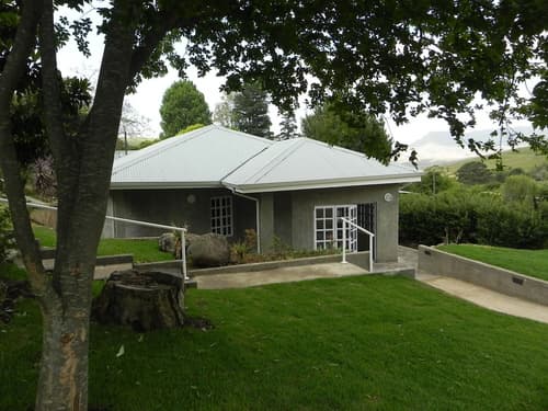 Cathedral Peak Hotel, Handrails in stairways