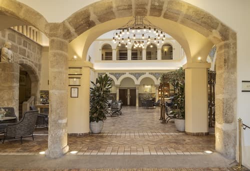 Hotel ILUNION Mérida Palace, Interior entrance