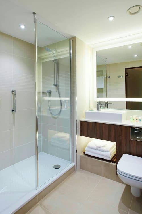Courtyard by Marriott Aberdeen Airport, Bathroom