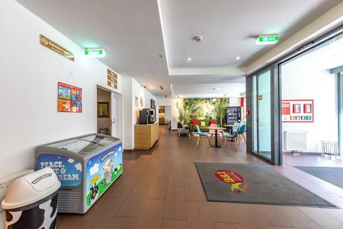 A&T Hotel & Hostel