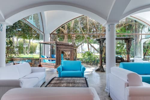 Phi Hotel Sighientu, Lobby sitting area