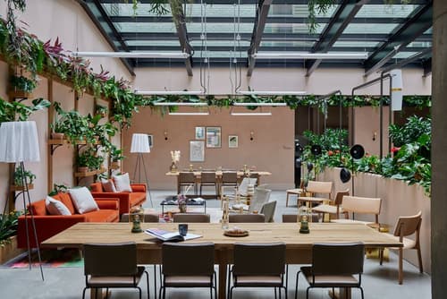 Beckett Locke, Lobby sitting area