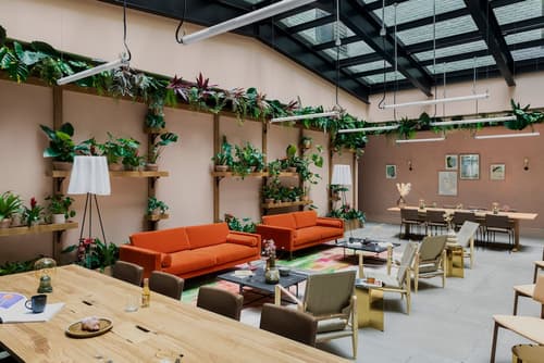 Beckett Locke, Lobby sitting area