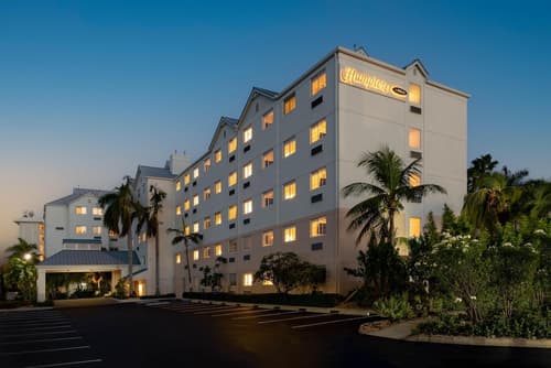 Hampton by Hilton Grand Cayman Seven Mile Beach, Exterior