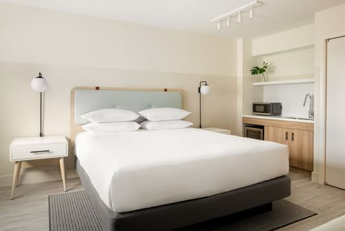 Hampton by Hilton Grand Cayman Seven Mile Beach, Room