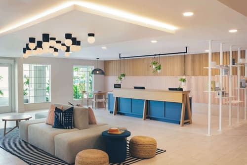 Hampton by Hilton Grand Cayman Seven Mile Beach, Reception