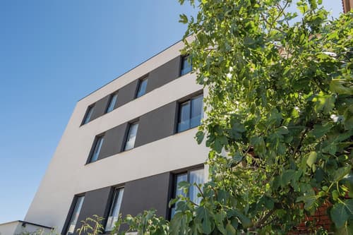 Samstag, Front of property