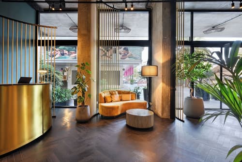 Skylark, Aluma Hotel & Resort