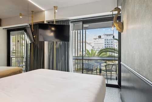 Skylark, Aluma Hotel & Resort