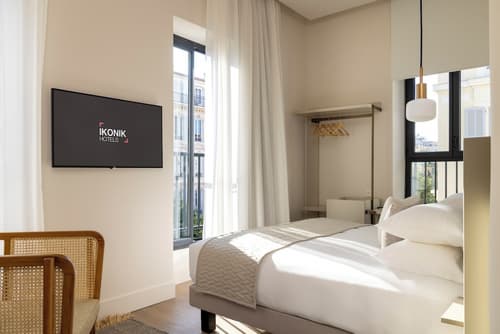 Ikonik Jean Medecin, Room