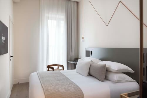 Ikonik Jean Medecin, Room