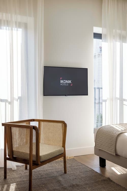 Ikonik Jean Medecin, Room