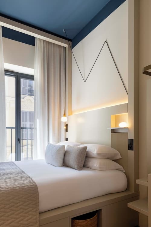 Ikonik Jean Medecin, Room