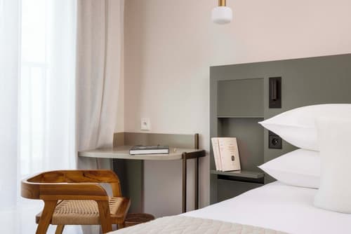 Ikonik Jean Medecin, Room