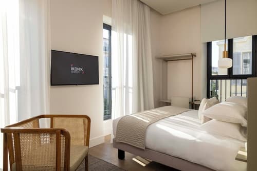 Ikonik Jean Medecin, Room