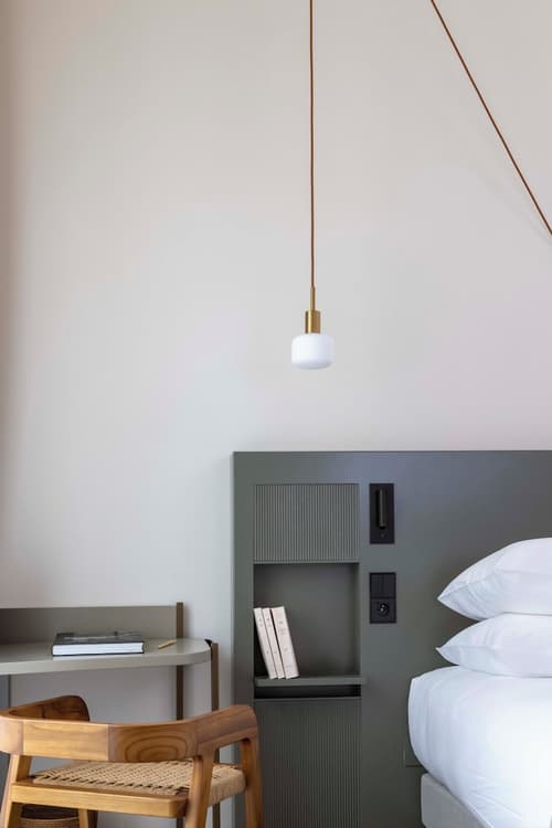 Ikonik Jean Medecin, Room