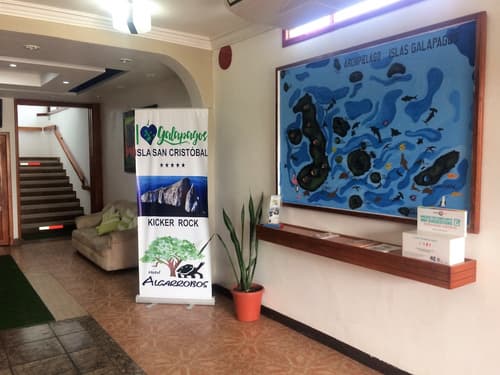 Hotel Los Algarrobos, Interior entrance