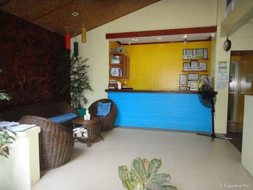 Blue Lagoon Inn & Suites, Lobby