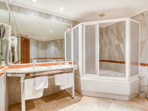 Emperatriz III, Room