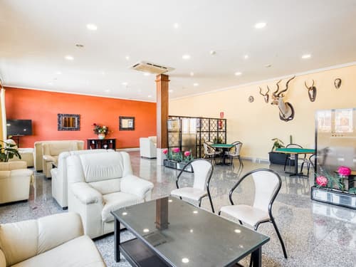 Emperatriz III, Lobby sitting area