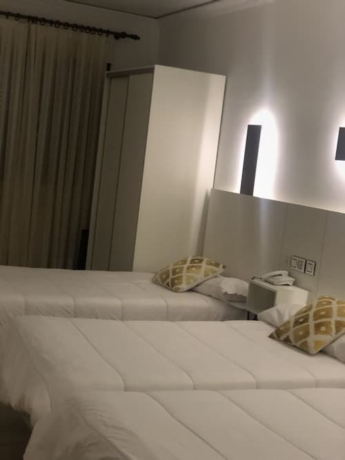 Emperatriz III, Room