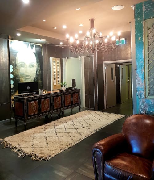 King and Queen Hotel Suites, Lobby