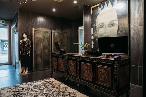 King and Queen Hotel Suites, Reception