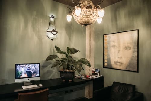 King and Queen Hotel Suites, Reception