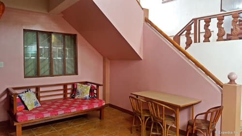 Lola Itang Pension, Lobby sitting area