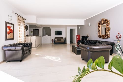 Nikos Hotel, Reception