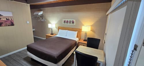 Flamingo Motel, Room