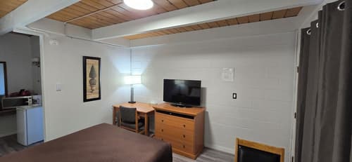 Flamingo Motel, Room