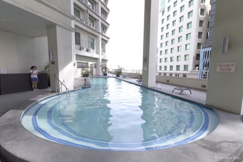 Mandarin Plaza Hotel, Indoor/outdoor pool