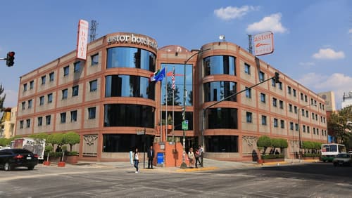 Hotel Astor, Front of property