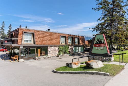 Tonquin Inn, Primary image