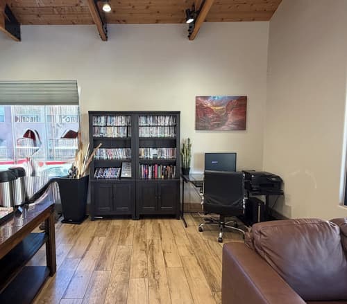 Bumbleberry Inn, Lobby