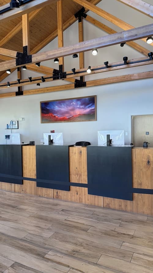 Bumbleberry Inn, Lobby