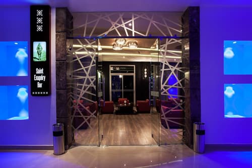 Sky Casa Airport, Bar (on property)