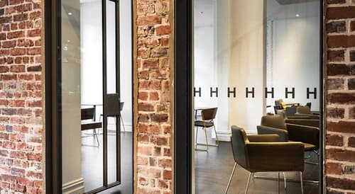 Hougoumont Hotel, Interior entrance