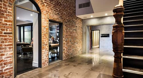 Hougoumont Hotel, Lobby