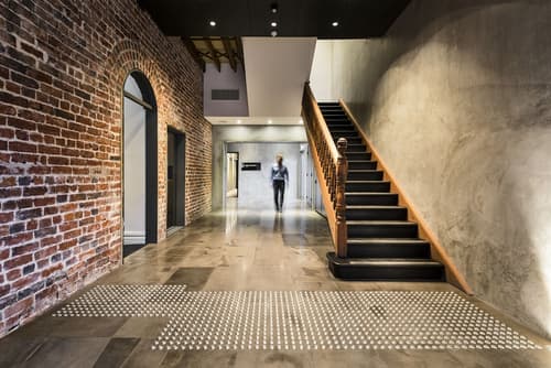 Hougoumont Hotel, Primary image