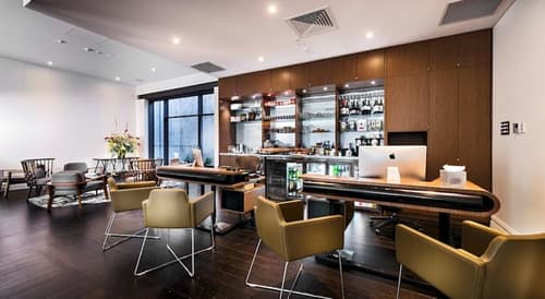 Hougoumont Hotel, Reception