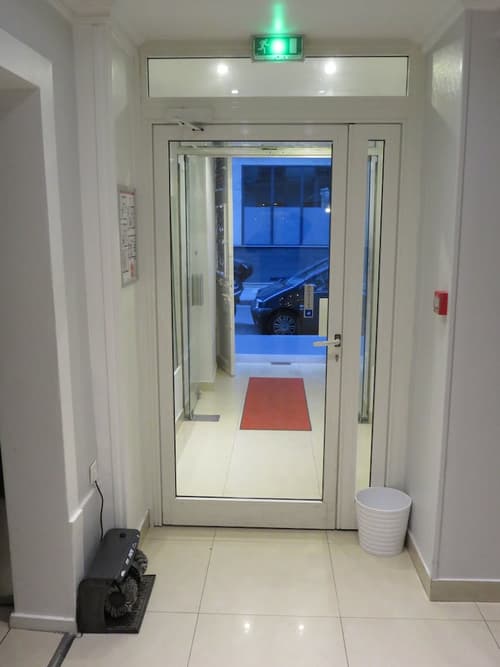 Mary's Hotel République, Interior entrance