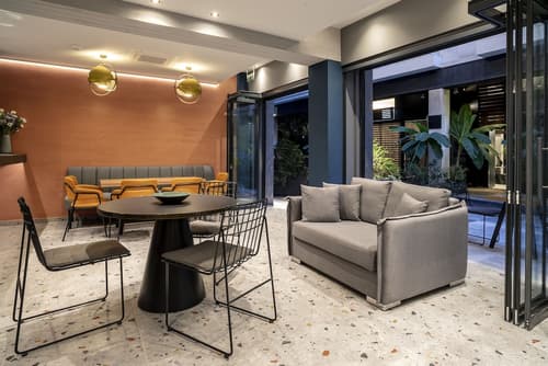 Bob W Athens Akadimia, Reception