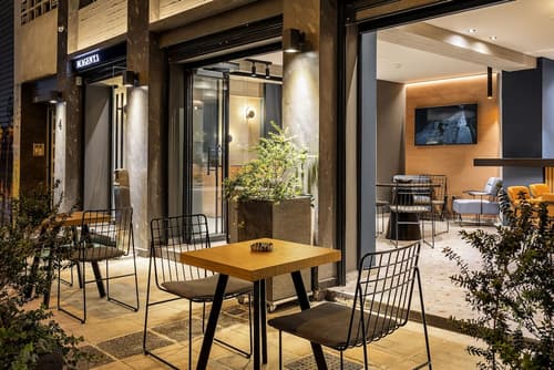 Bob W Athens Akadimia, Exterior